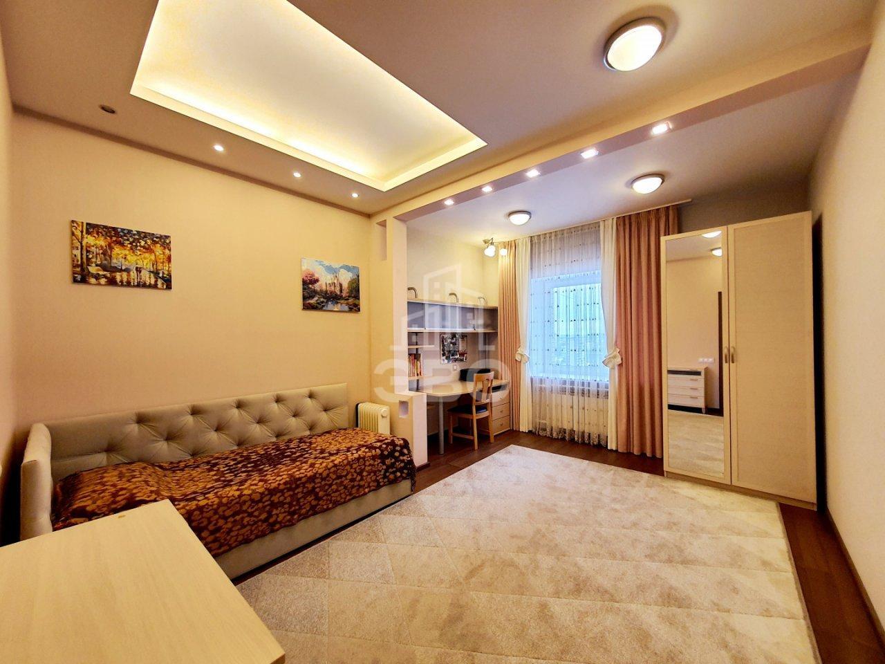 четырехкомнатная квартира в Санкт-Петербурге по адресу: Пражская ул., 44