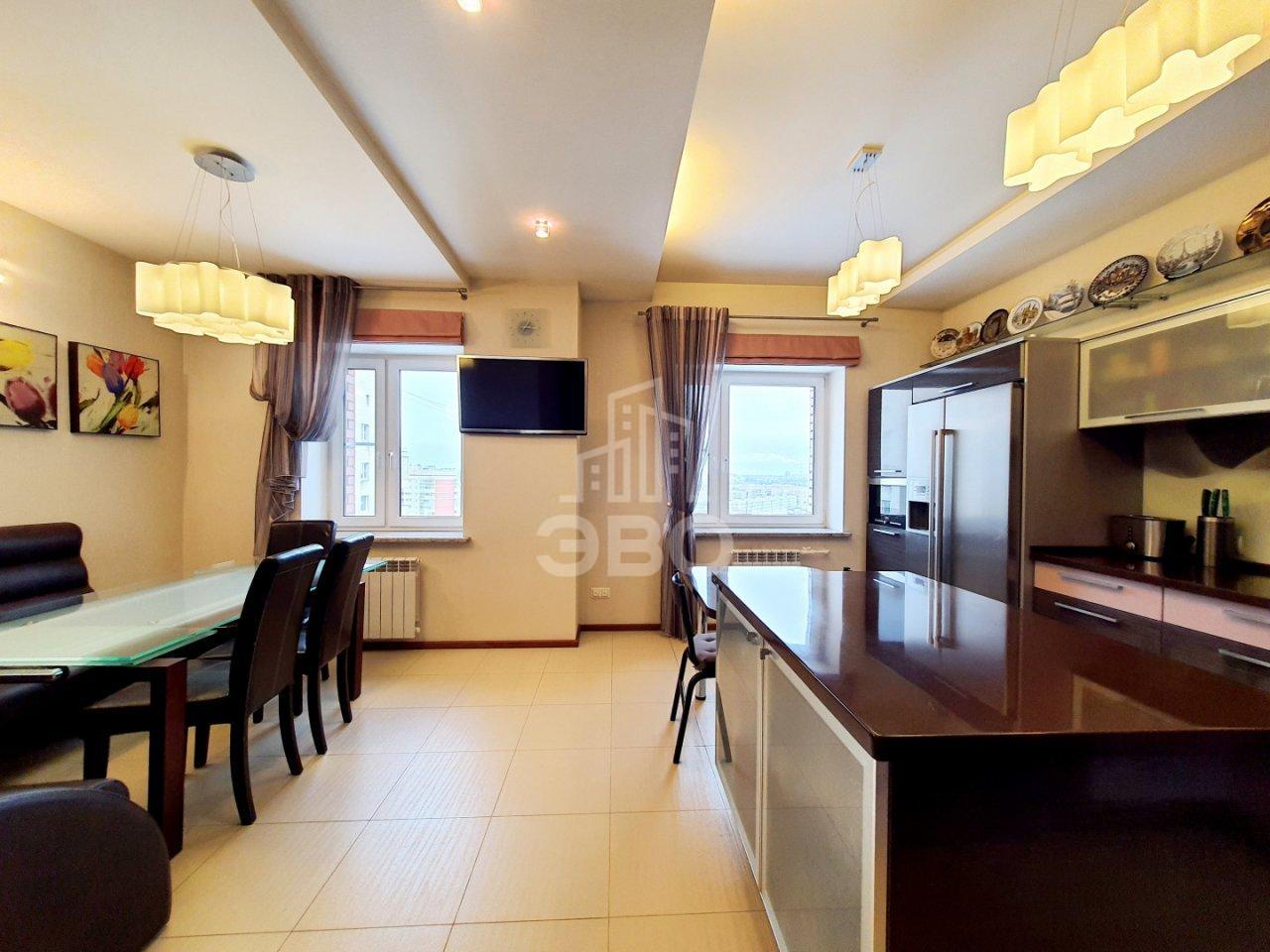 четырехкомнатная квартира в Санкт-Петербурге по адресу: Пражская ул., 44