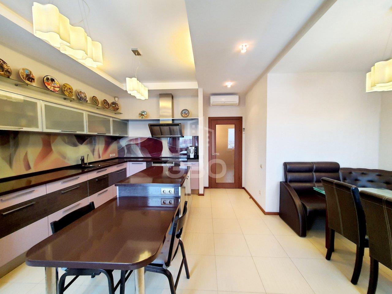 четырехкомнатная квартира в Санкт-Петербурге по адресу: Пражская ул., 44