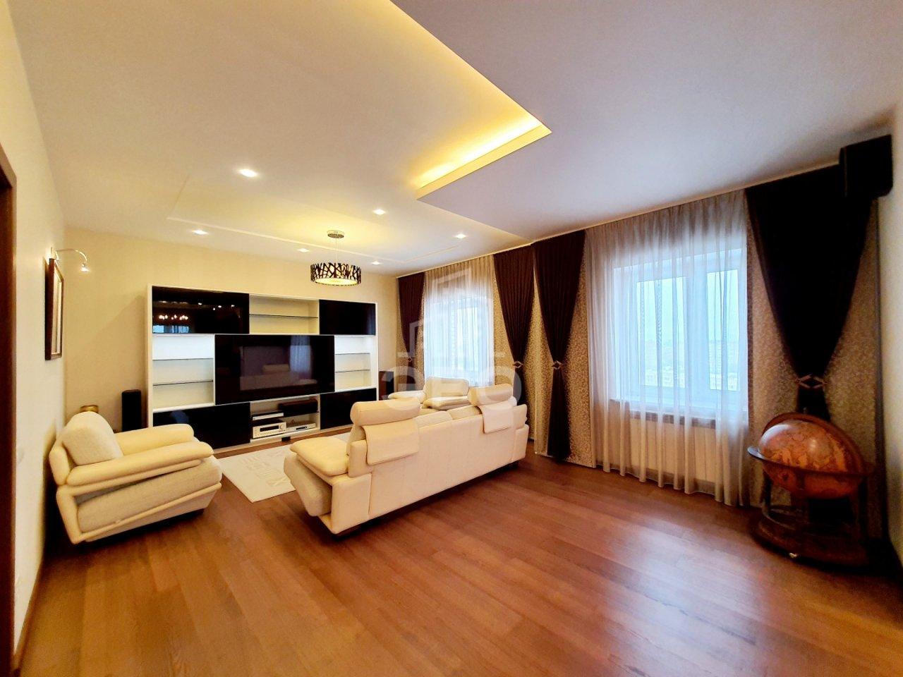 четырехкомнатная квартира в Санкт-Петербурге по адресу: Пражская ул., 44