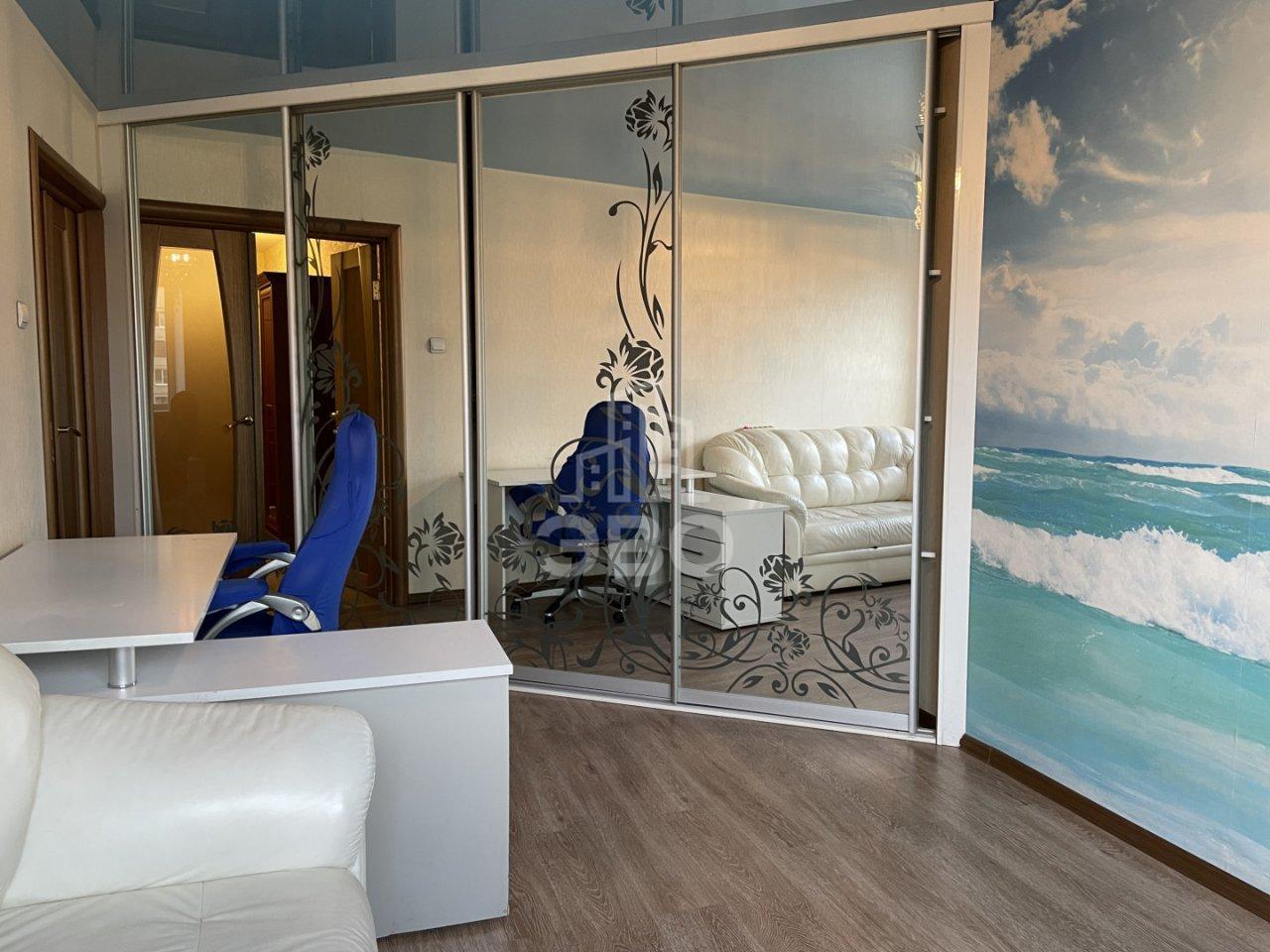 трехкомнатная квартира в Санкт-Петербурге по адресу: Ярослава Гашека ул., 2