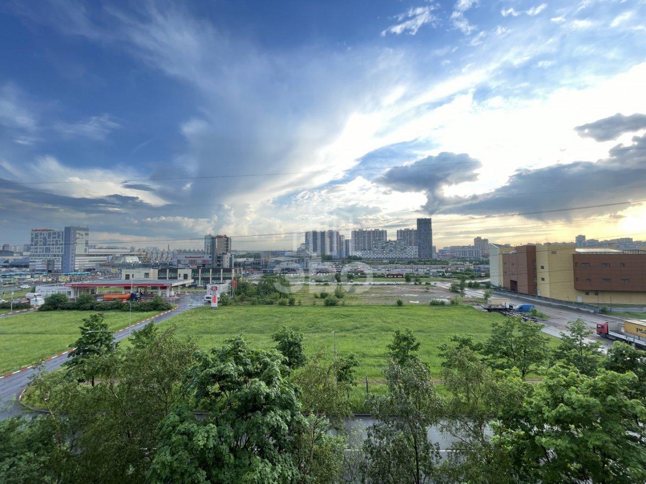 трехкомнатная квартира в Санкт-Петербурге по адресу: Ярослава Гашека ул., 2