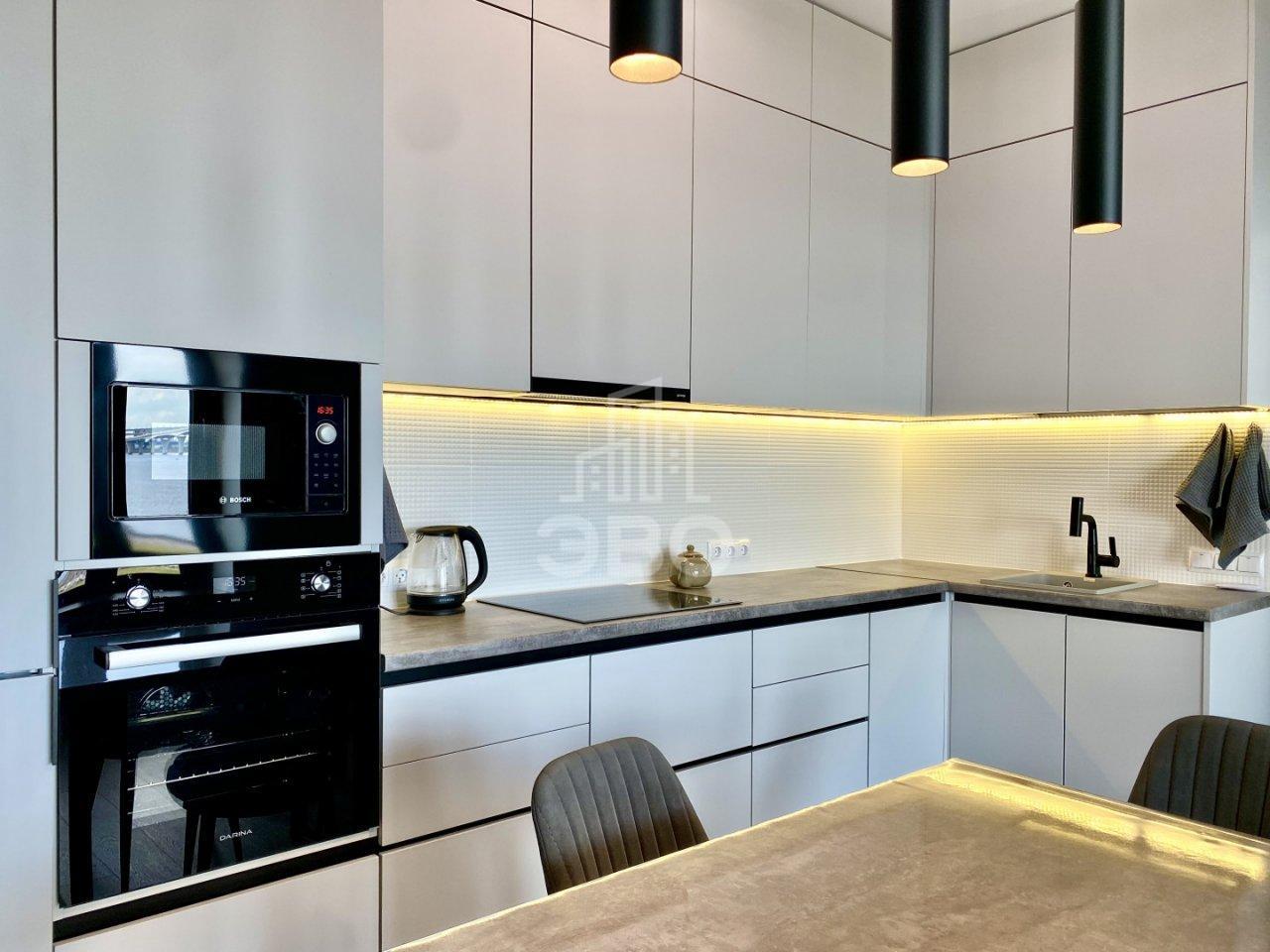 трехкомнатная квартира в Санкт-Петербурге по адресу: Миклухо Маклая наб., 1, к 1