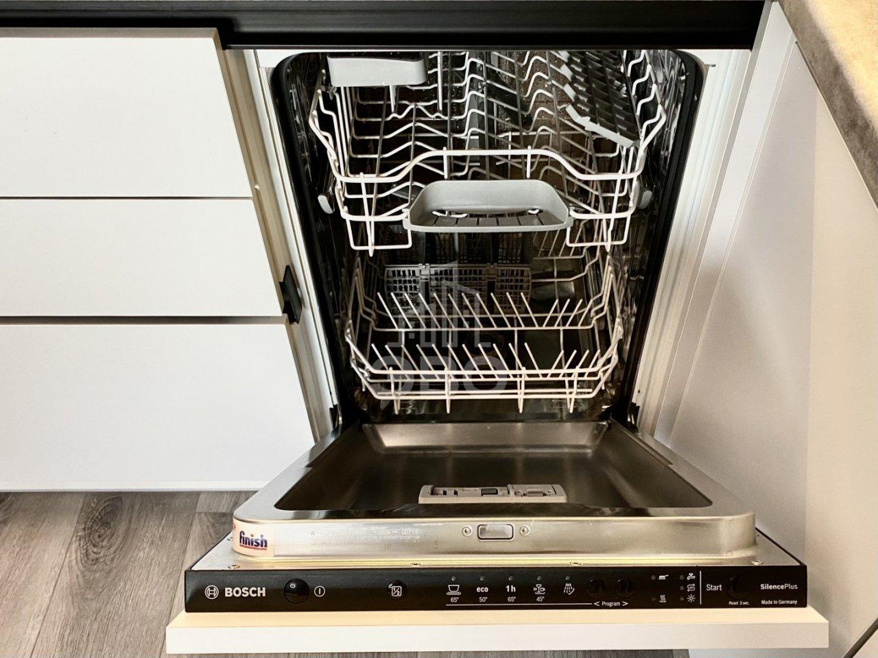 трехкомнатная квартира в Санкт-Петербурге по адресу: Миклухо Маклая наб., 1, к 1