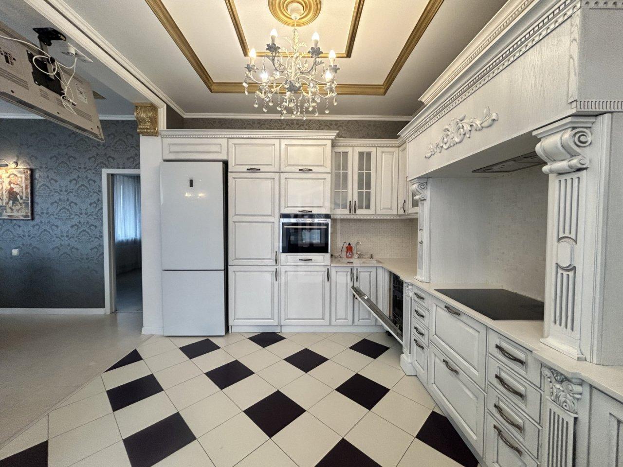 трехкомнатная квартира в Санкт-Петербурге по адресу: Шоссе в Лаврики ул., 74, к 1