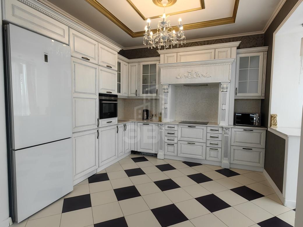 трехкомнатная квартира в Санкт-Петербурге по адресу: Шоссе в Лаврики ул., 74, к 1