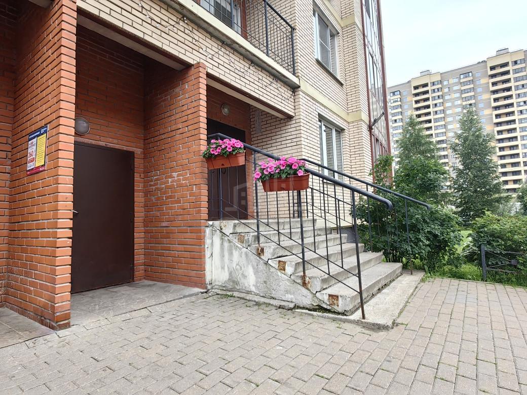 трехкомнатная квартира в Санкт-Петербурге по адресу: Шоссе в Лаврики ул., 74, к 1