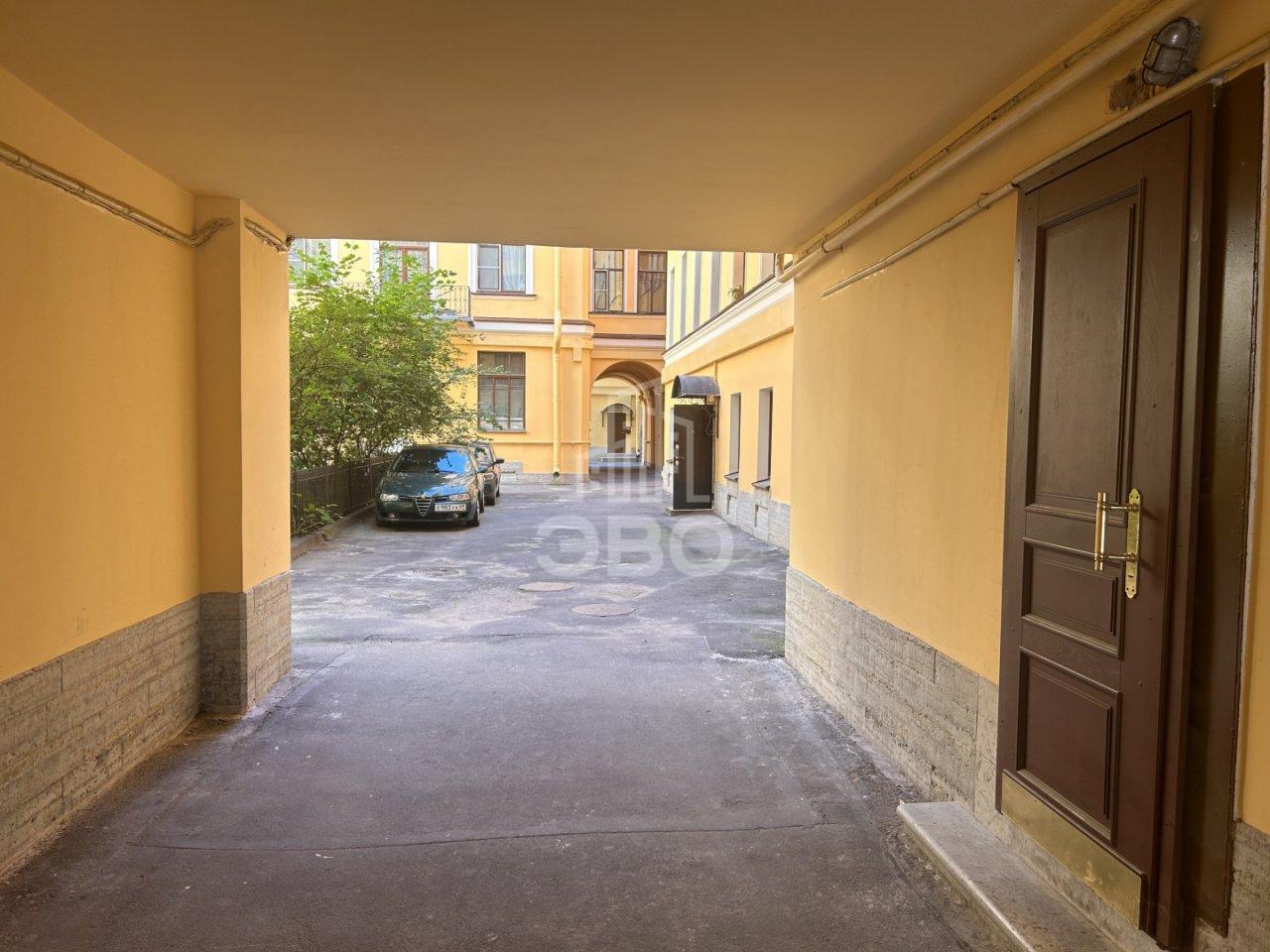 трехкомнатная квартира в Санкт-Петербурге по адресу: 2-я В.О. линия, 29