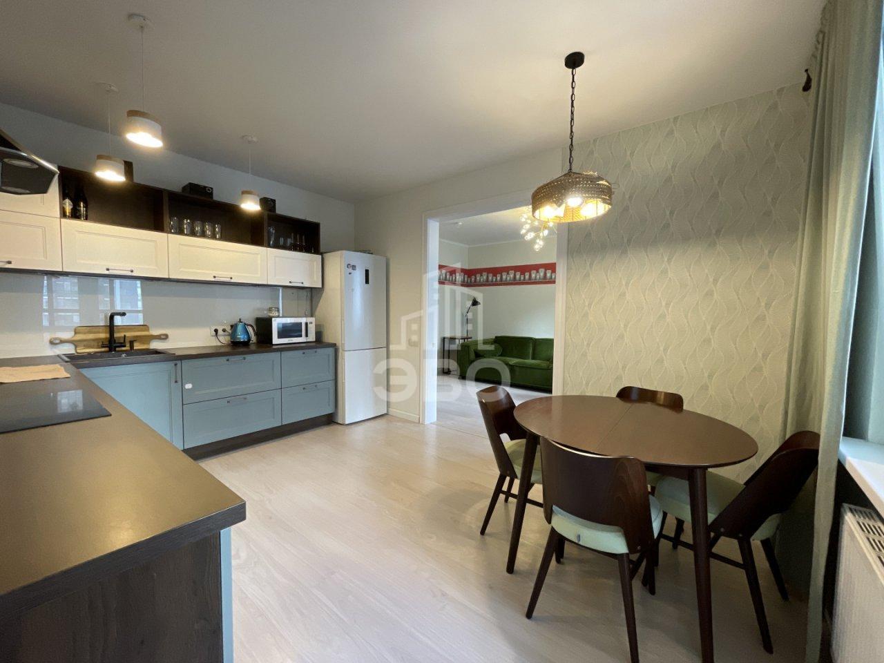 трехкомнатная квартира в Санкт-Петербурге по адресу: Богословская ул., 4, к 1