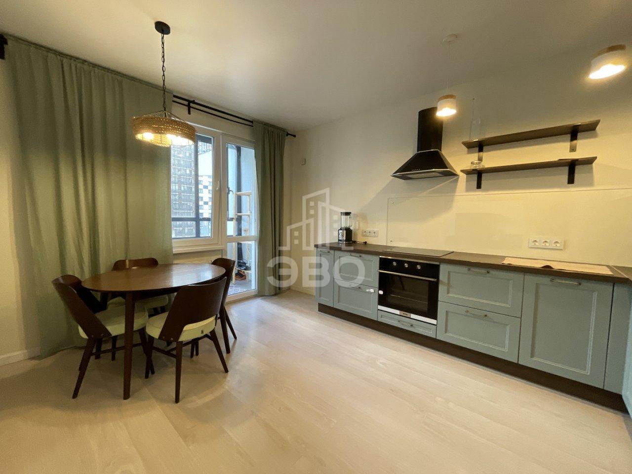 трехкомнатная квартира в Санкт-Петербурге по адресу: Богословская ул., 4, к 1