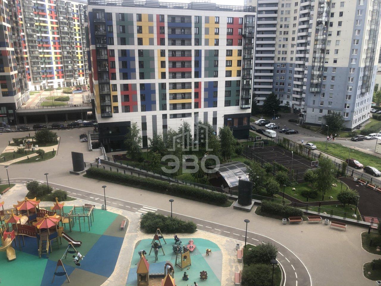 трехкомнатная квартира в Санкт-Петербурге по адресу: Оптиков ул., 34, к 1