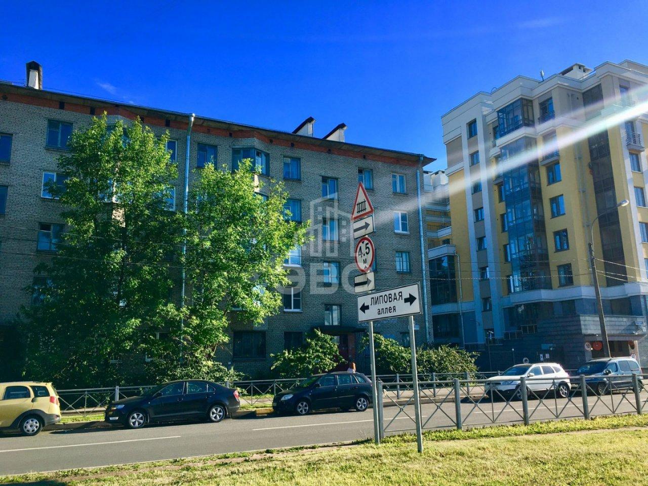 трехкомнатная квартира в Санкт-Петербурге по адресу: Школьная ул., 76