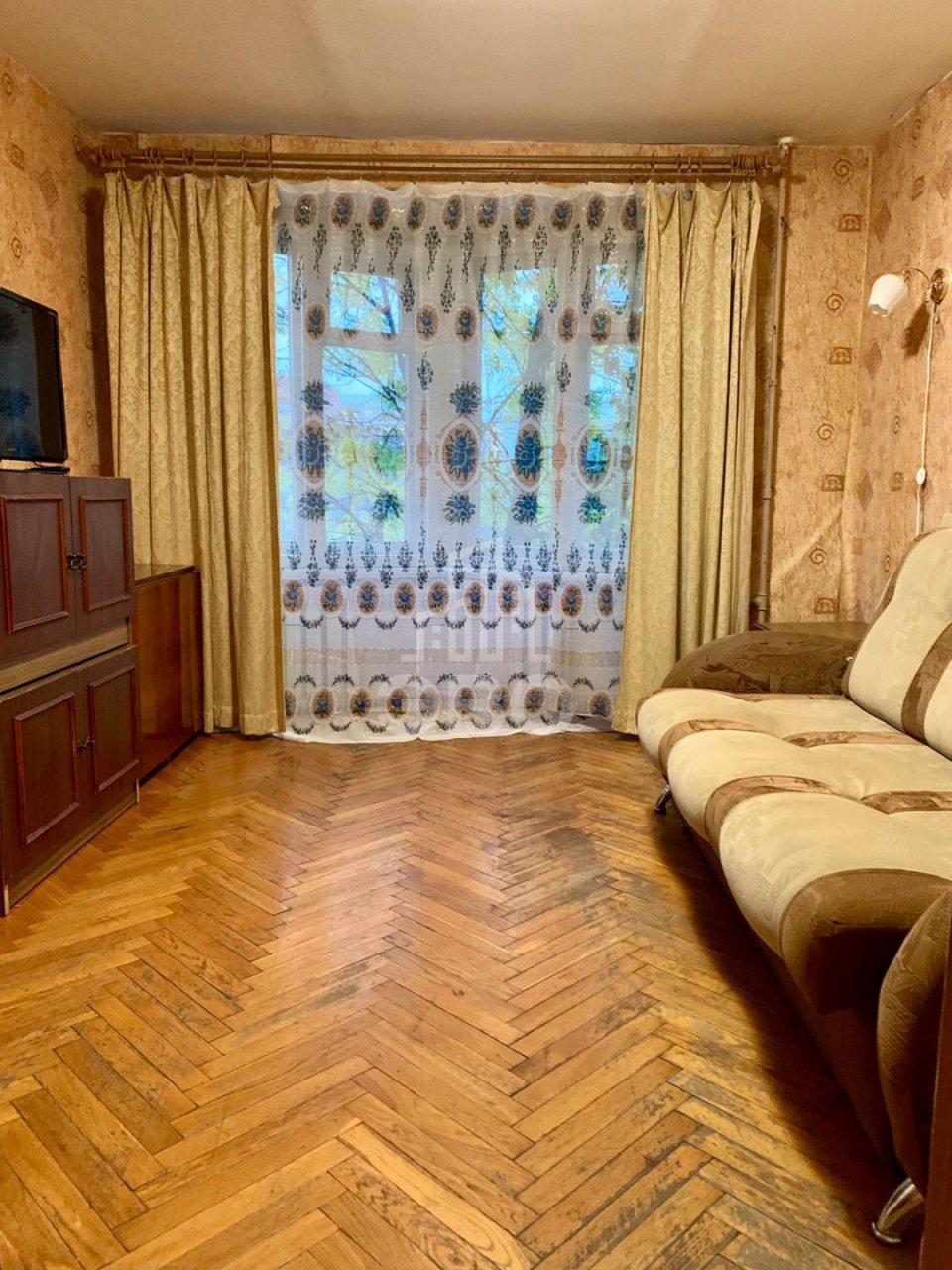 трехкомнатная квартира в Санкт-Петербурге по адресу: Школьная ул., 76