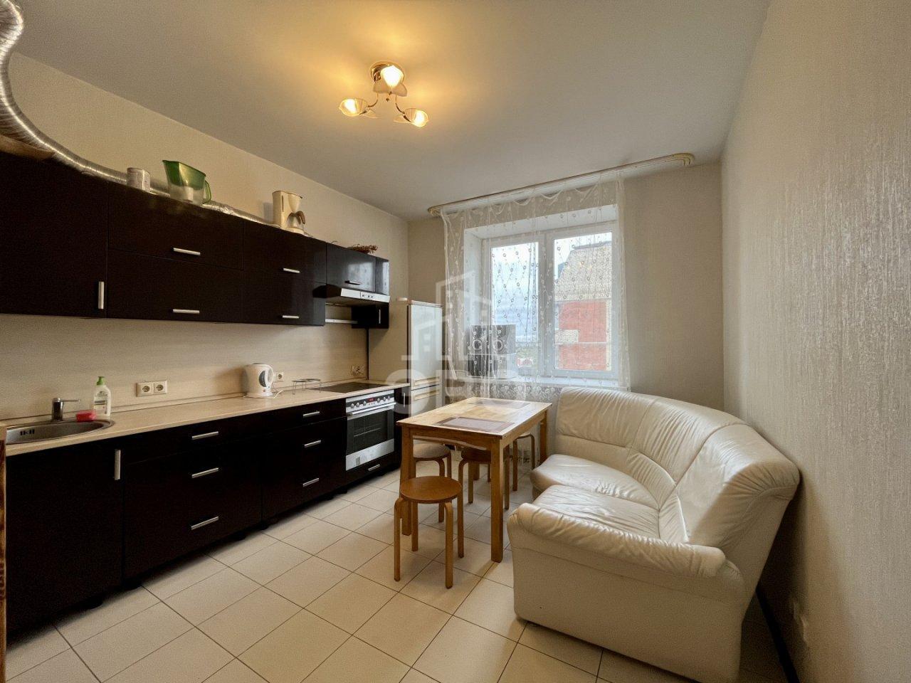 трехкомнатная квартира в Санкт-Петербурге по адресу: Новоколомяжский проспект, 11