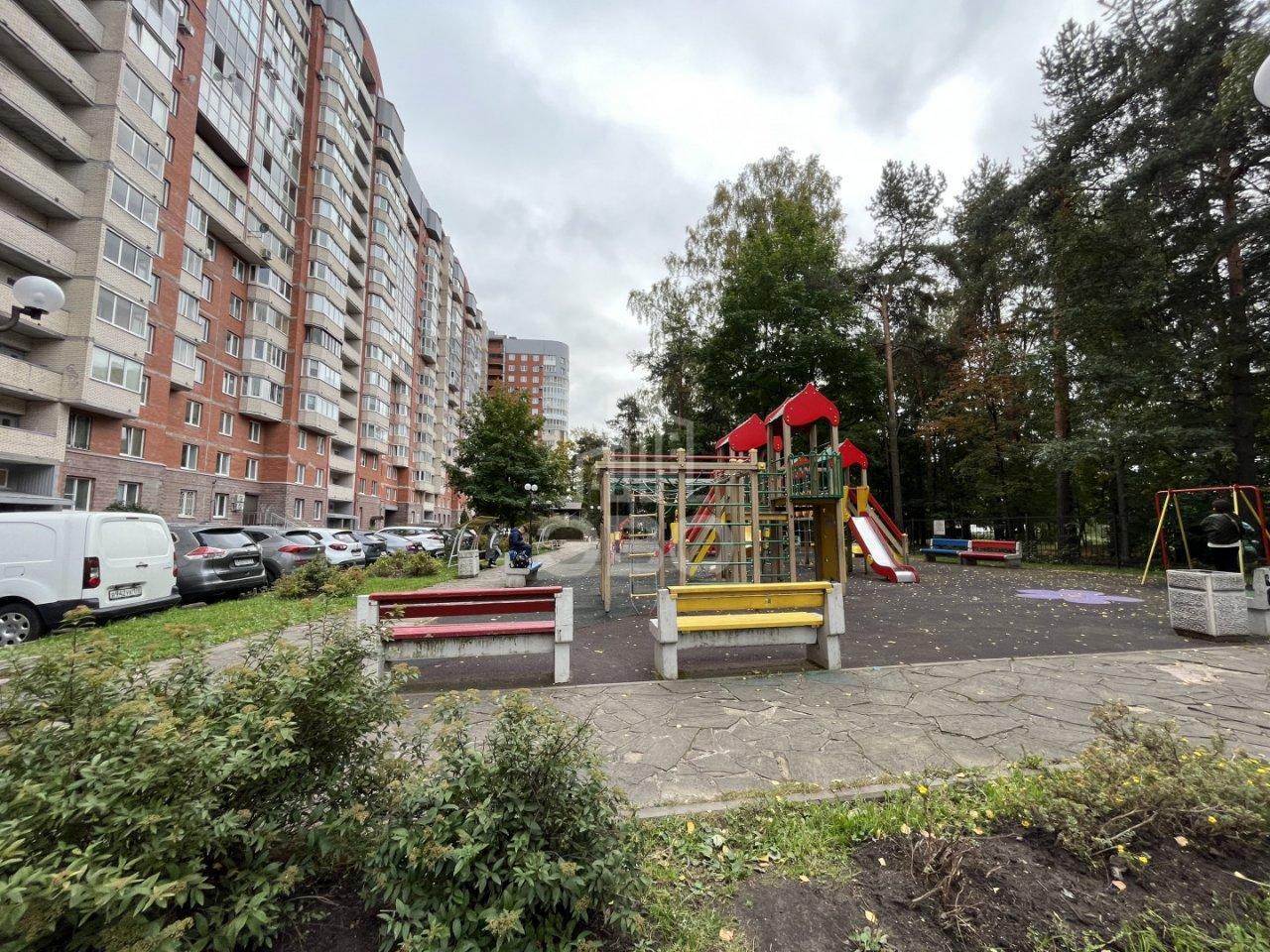 трехкомнатная квартира в Санкт-Петербурге по адресу: Новоколомяжский проспект, 11