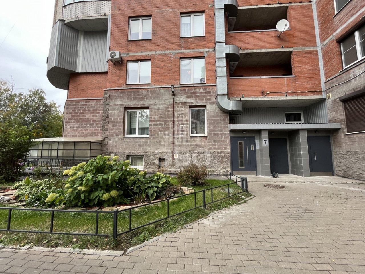 трехкомнатная квартира в Санкт-Петербурге по адресу: Новоколомяжский проспект, 11