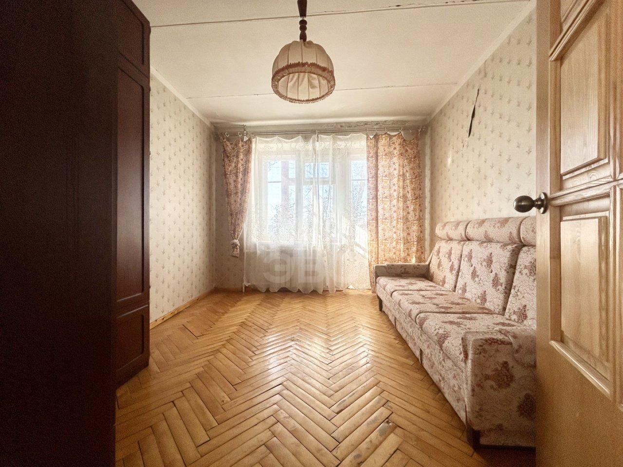 четырехкомнатная квартира в Санкт-Петербурге по адресу: Швейцарская ул., 18, к 1