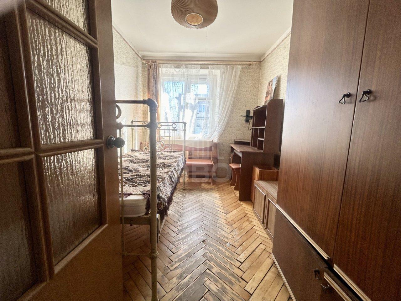 четырехкомнатная квартира в Санкт-Петербурге по адресу: Швейцарская ул., 18, к 1