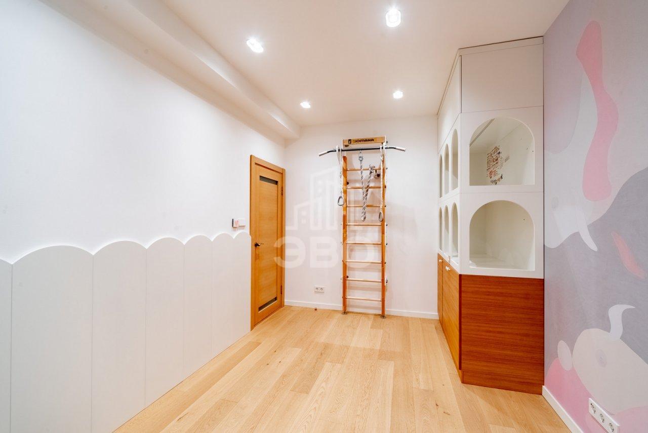 трехкомнатная квартира в Санкт-Петербурге по адресу: Таврическая ул., 2