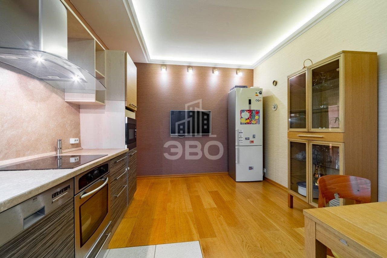 трехкомнатная квартира в Санкт-Петербурге по адресу: Таврическая ул., 2