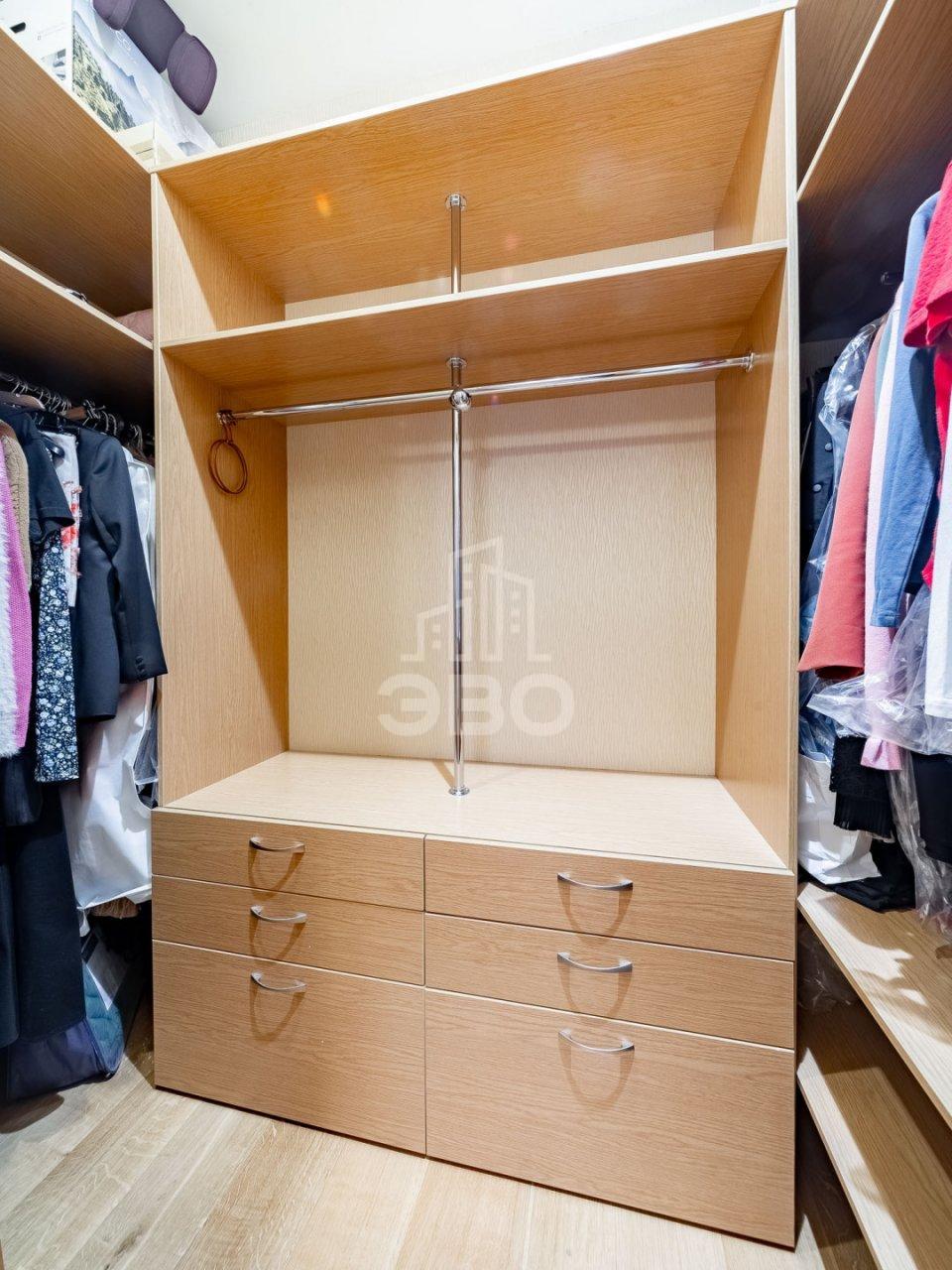 трехкомнатная квартира в Санкт-Петербурге по адресу: Таврическая ул., 2