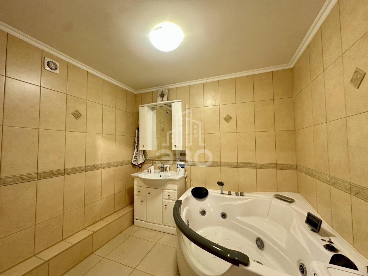 трехкомнатная квартира в Санкт-Петербурге по адресу: Социалистическая ул., 88