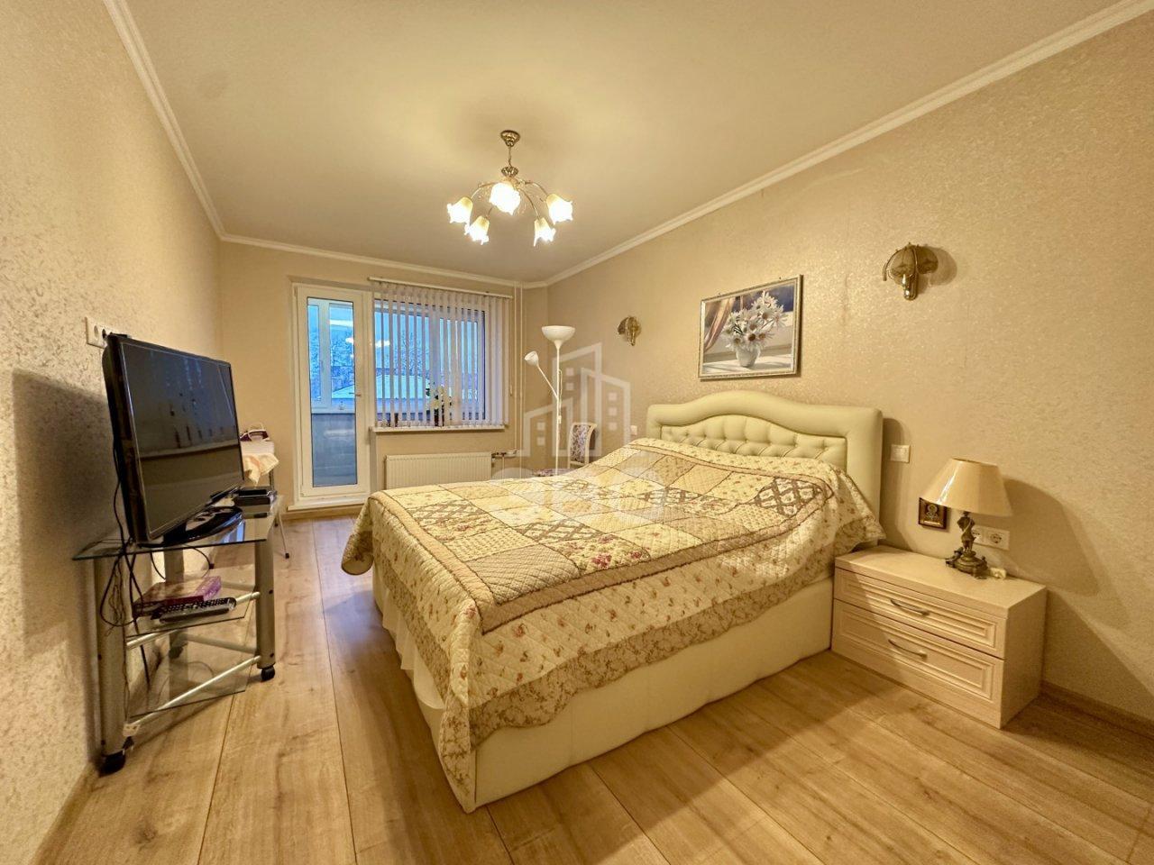 трехкомнатная квартира в Санкт-Петербурге по адресу: Социалистическая ул., 88