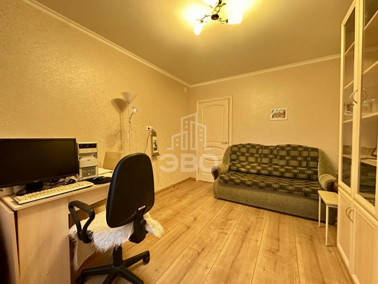 трехкомнатная квартира в Санкт-Петербурге по адресу: Социалистическая ул., 88