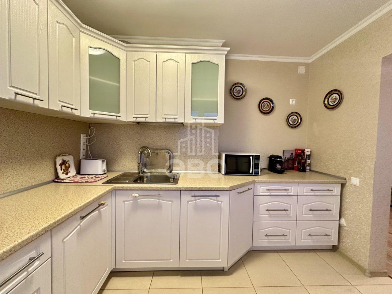 трехкомнатная квартира в Санкт-Петербурге по адресу: Социалистическая ул., 88