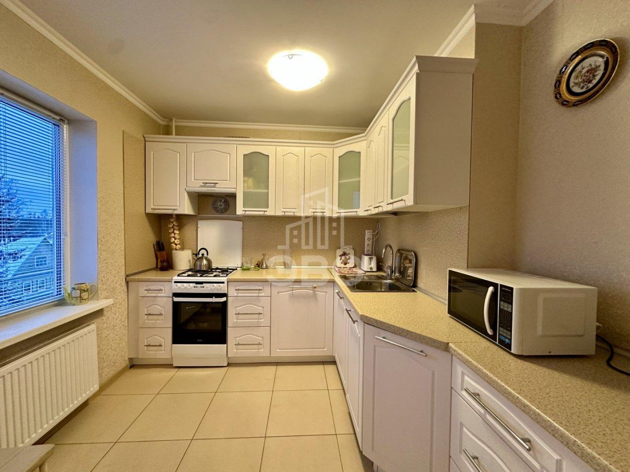 трехкомнатная квартира в Санкт-Петербурге по адресу: Социалистическая ул., 88