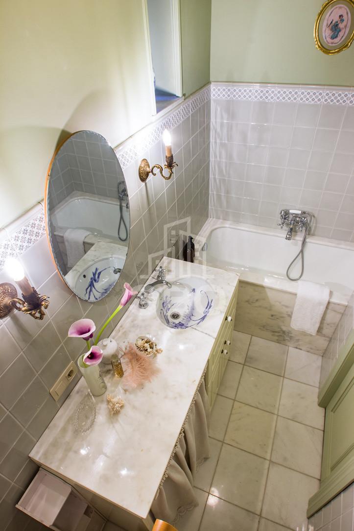 трехкомнатная квартира в Санкт-Петербурге по адресу: Кирочная ул., 49