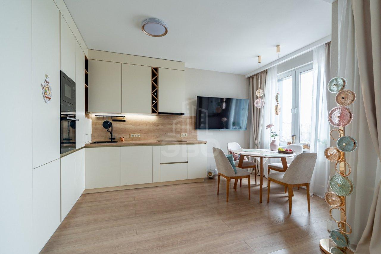 трехкомнатная квартира в Санкт-Петербурге по адресу: Богатырский проспект, 2а, строение 1