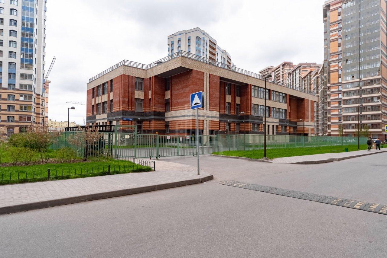 трехкомнатная квартира в Санкт-Петербурге по адресу: Богатырский проспект, 2а, строение 1