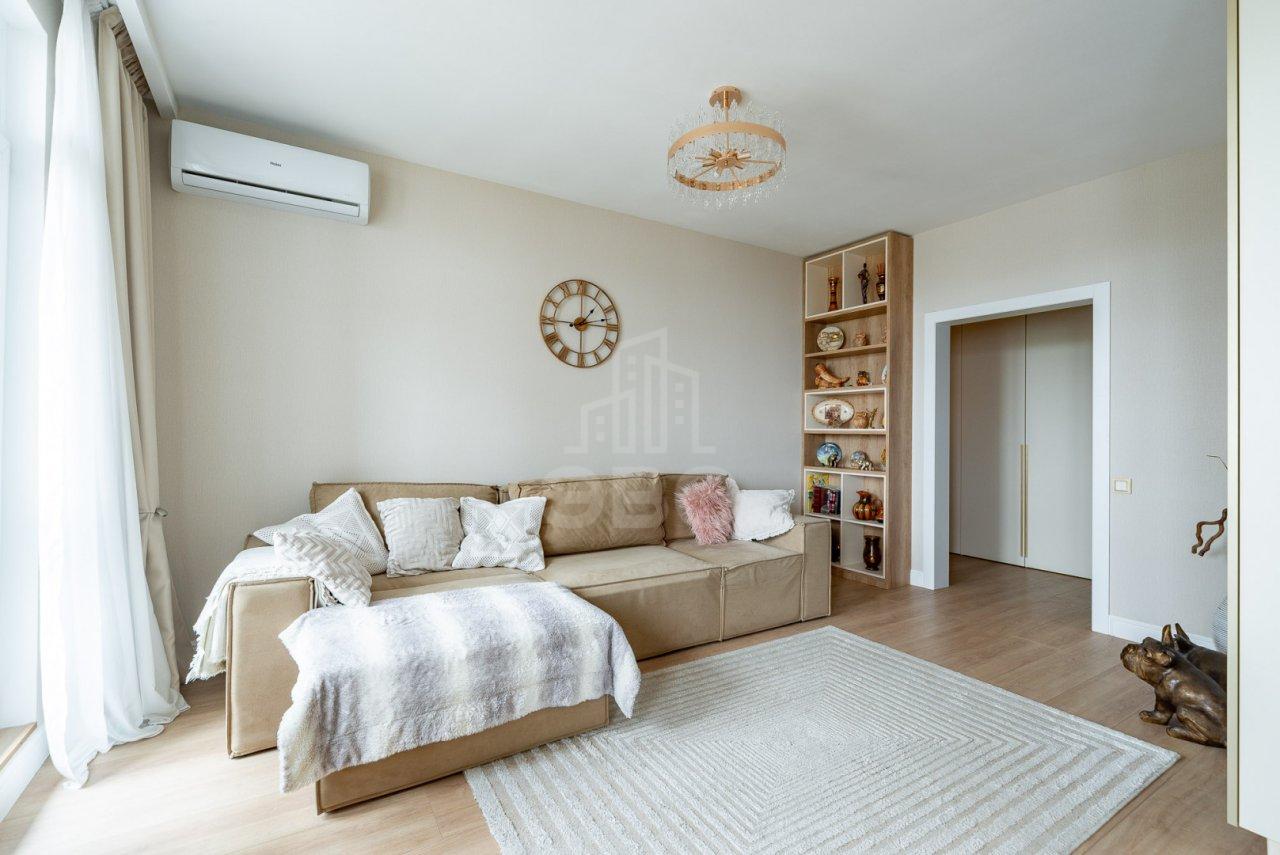 трехкомнатная квартира в Санкт-Петербурге по адресу: Богатырский проспект, 2а, строение 1