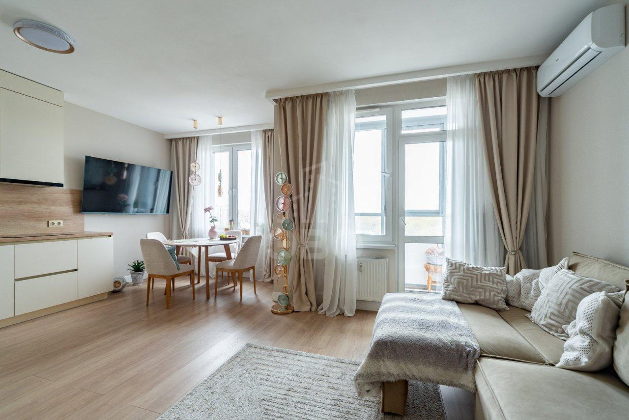 трехкомнатная квартира в Санкт-Петербурге по адресу: Богатырский проспект, 2а, строение 1