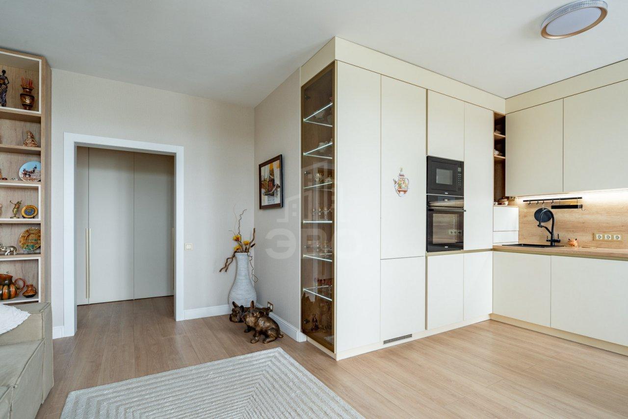 трехкомнатная квартира в Санкт-Петербурге по адресу: Богатырский проспект, 2а, строение 1