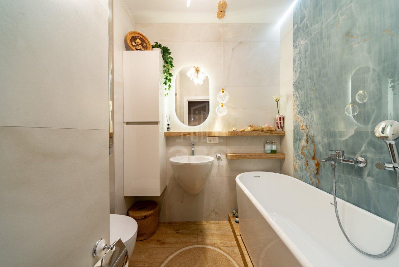 трехкомнатная квартира в Санкт-Петербурге по адресу: Богатырский проспект, 2а, строение 1