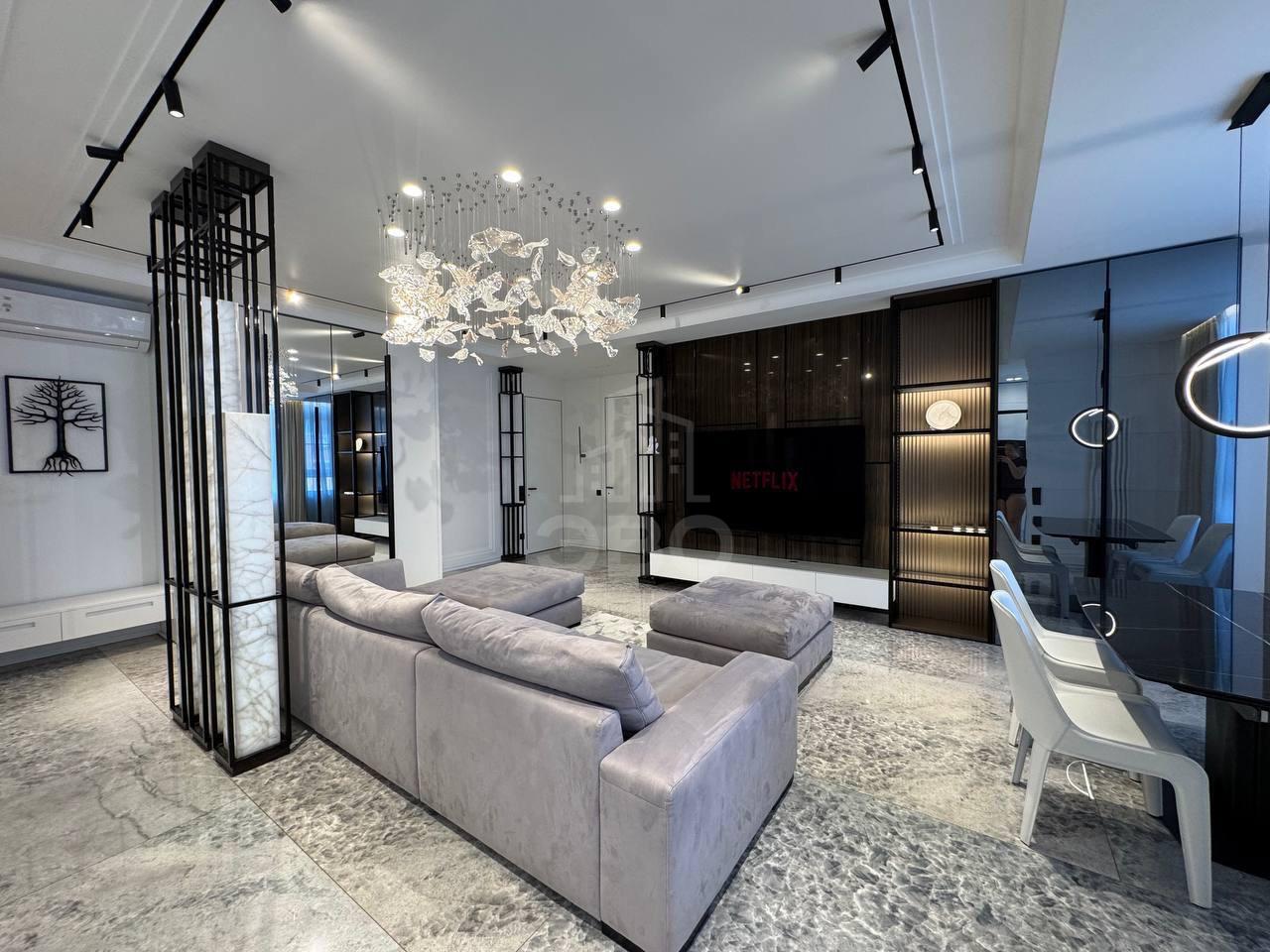 трехкомнатная квартира в Санкт-Петербурге по адресу: Обуховской Обороны проспект, 70, к 4