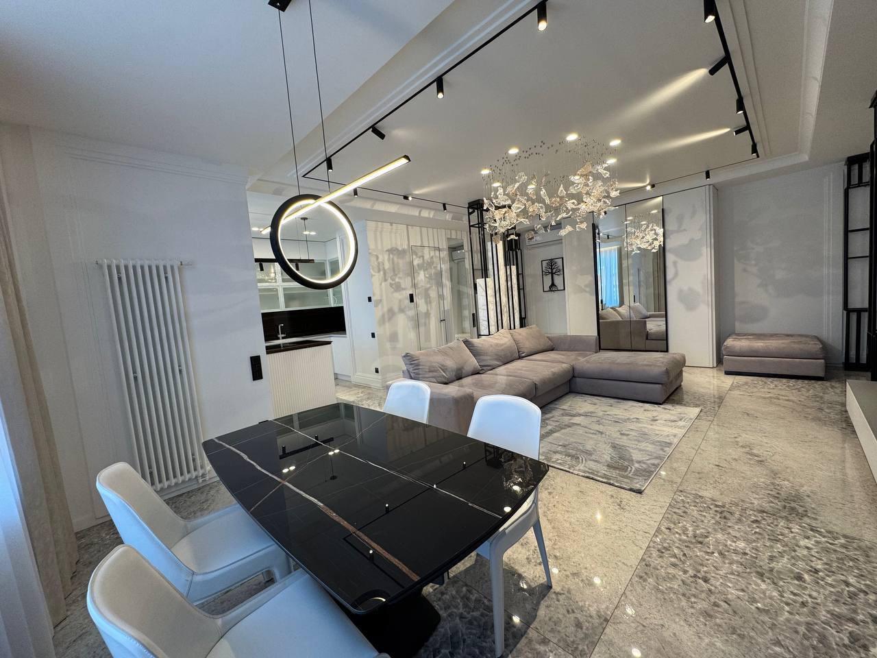 трехкомнатная квартира в Санкт-Петербурге по адресу: Обуховской Обороны проспект, 70, к 4