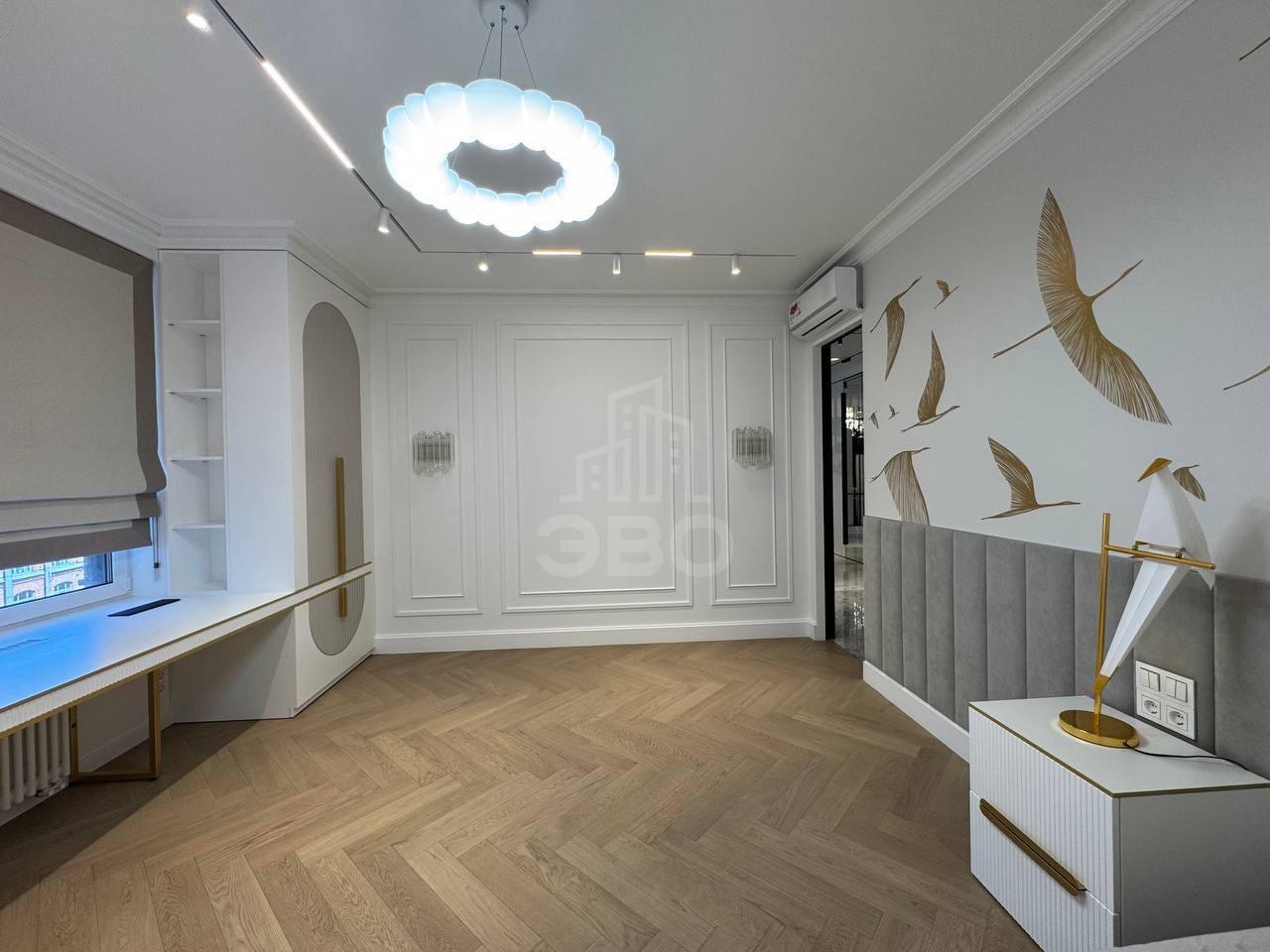 трехкомнатная квартира в Санкт-Петербурге по адресу: Обуховской Обороны проспект, 70, к 4