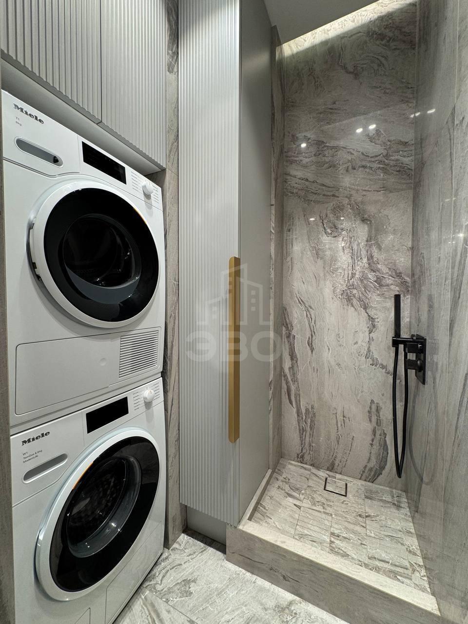 трехкомнатная квартира в Санкт-Петербурге по адресу: Обуховской Обороны проспект, 70, к 4