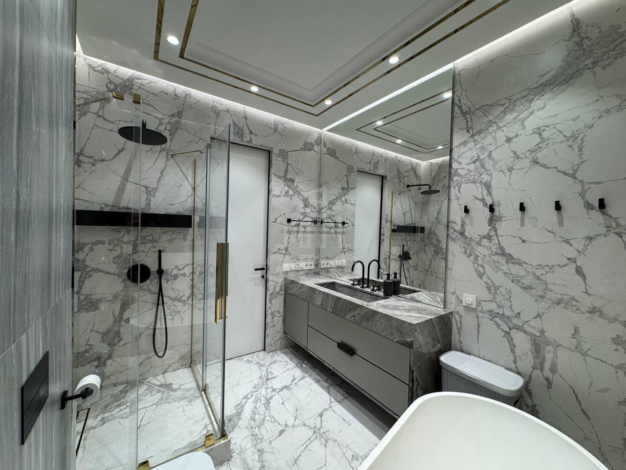 трехкомнатная квартира в Санкт-Петербурге по адресу: Обуховской Обороны проспект, 70, к 4