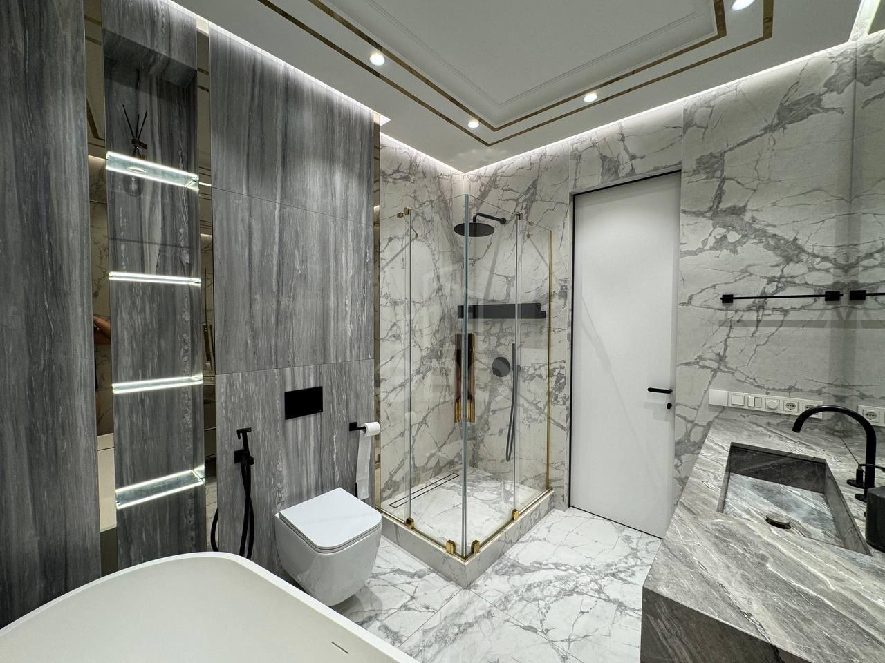 трехкомнатная квартира в Санкт-Петербурге по адресу: Обуховской Обороны проспект, 70, к 4