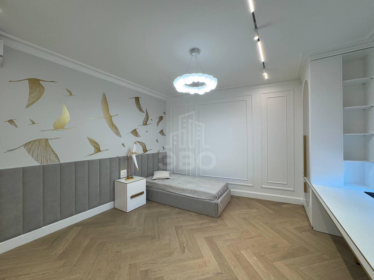 трехкомнатная квартира в Санкт-Петербурге по адресу: Обуховской Обороны проспект, 70, к 4