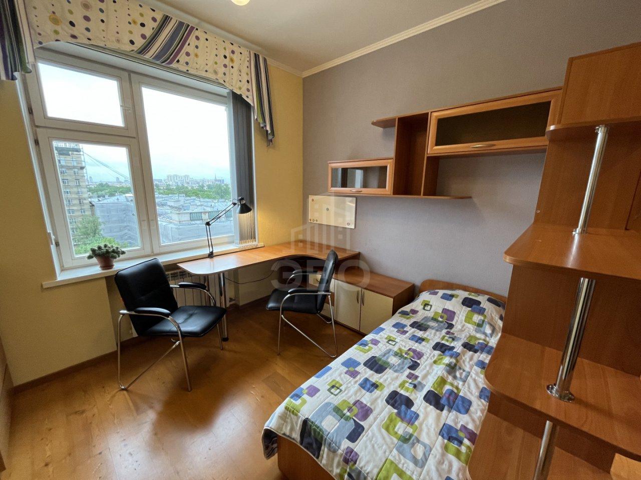 трехкомнатная квартира в Санкт-Петербурге по адресу: Свеаборгская ул., 12