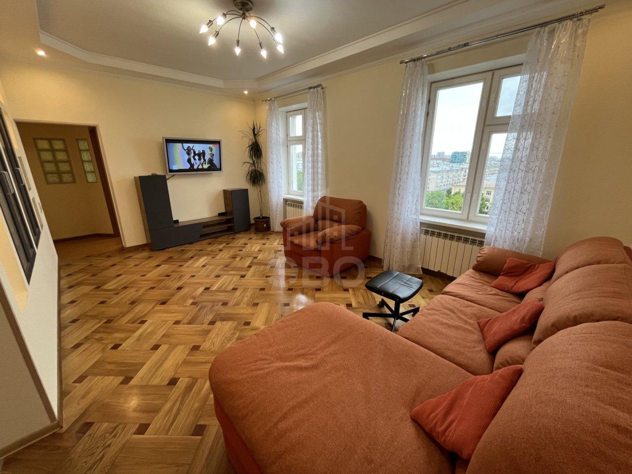 трехкомнатная квартира в Санкт-Петербурге по адресу: Свеаборгская ул., 12