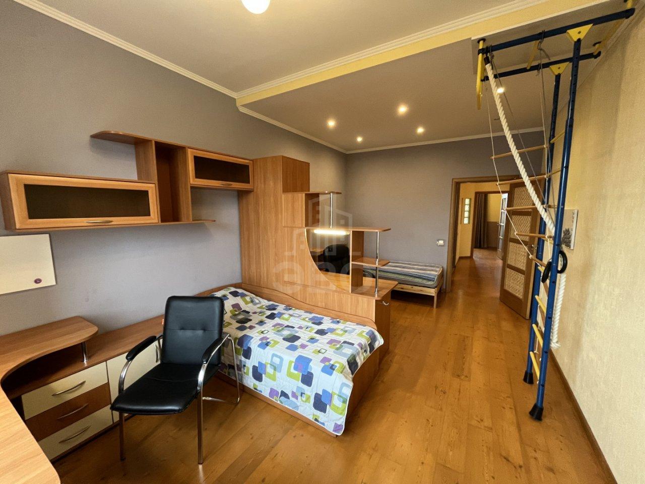 трехкомнатная квартира в Санкт-Петербурге по адресу: Свеаборгская ул., 12