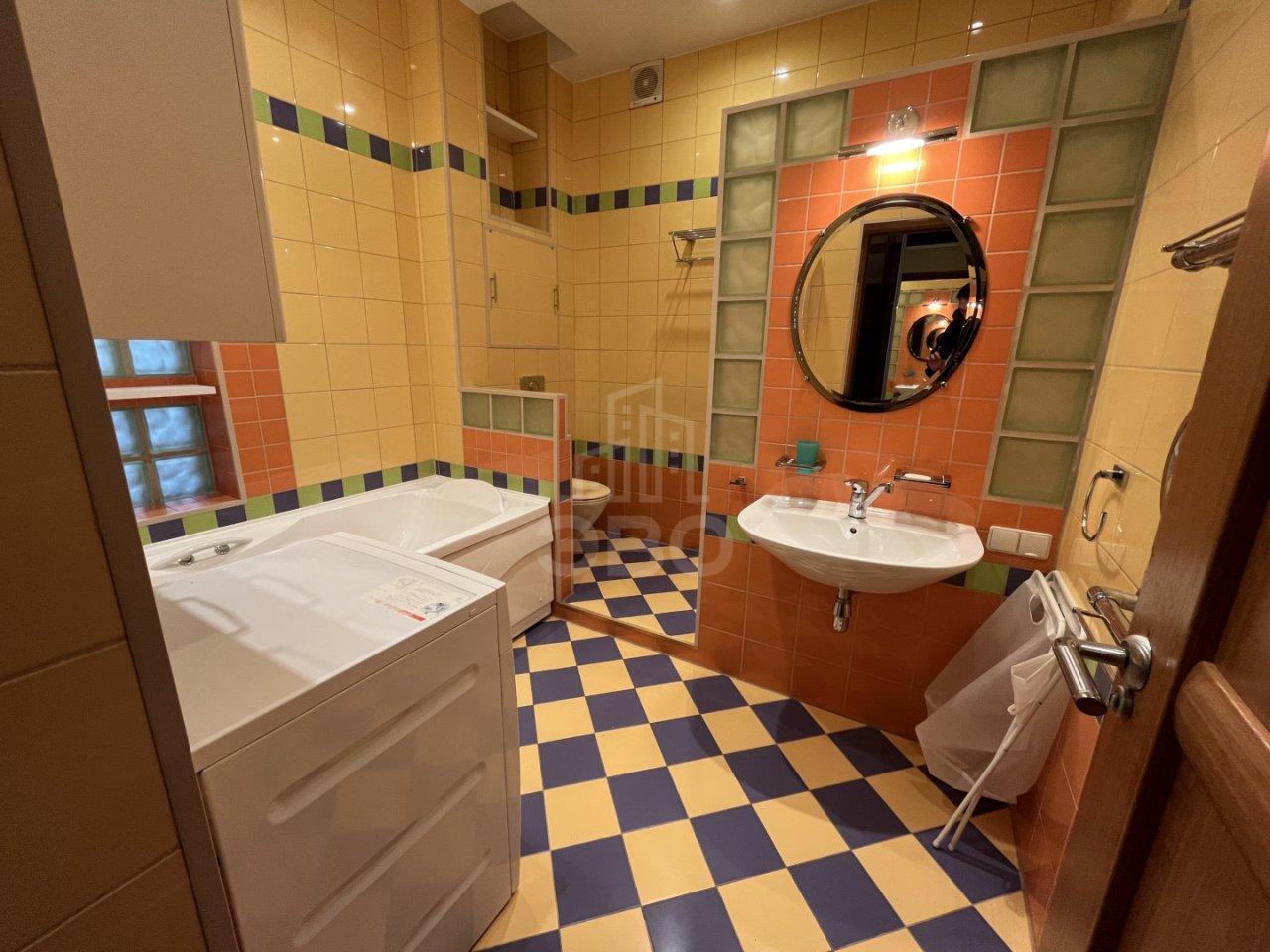 трехкомнатная квартира в Санкт-Петербурге по адресу: Свеаборгская ул., 12