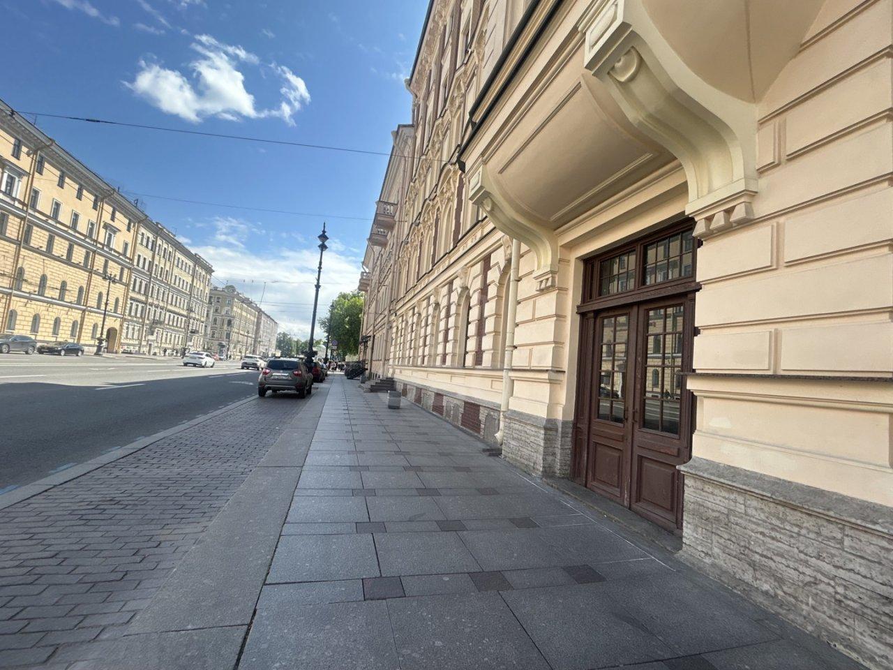 трехкомнатная квартира в Санкт-Петербурге по адресу: Невский проспект, 153