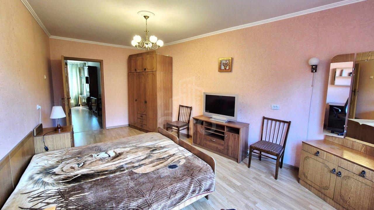 трехкомнатная квартира в Санкт-Петербурге по адресу: Парашютная ул., 4, к 1